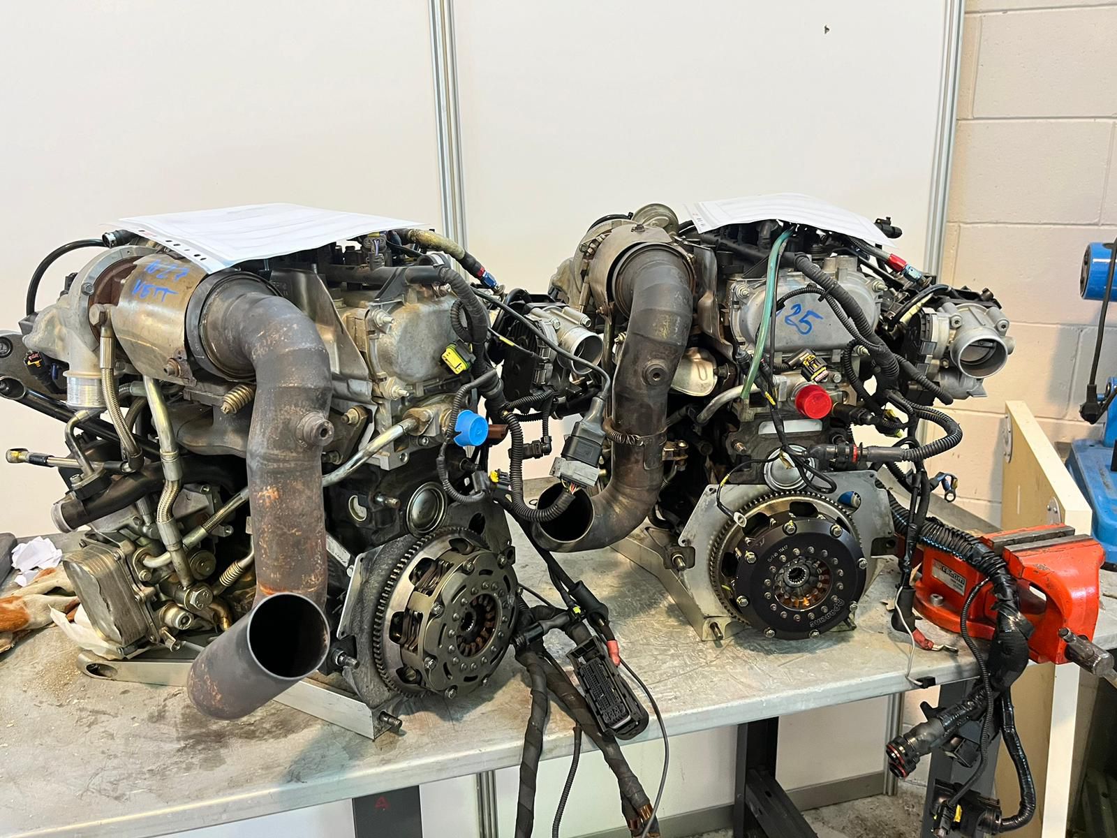 due motori con turbo e cablaggi su banco