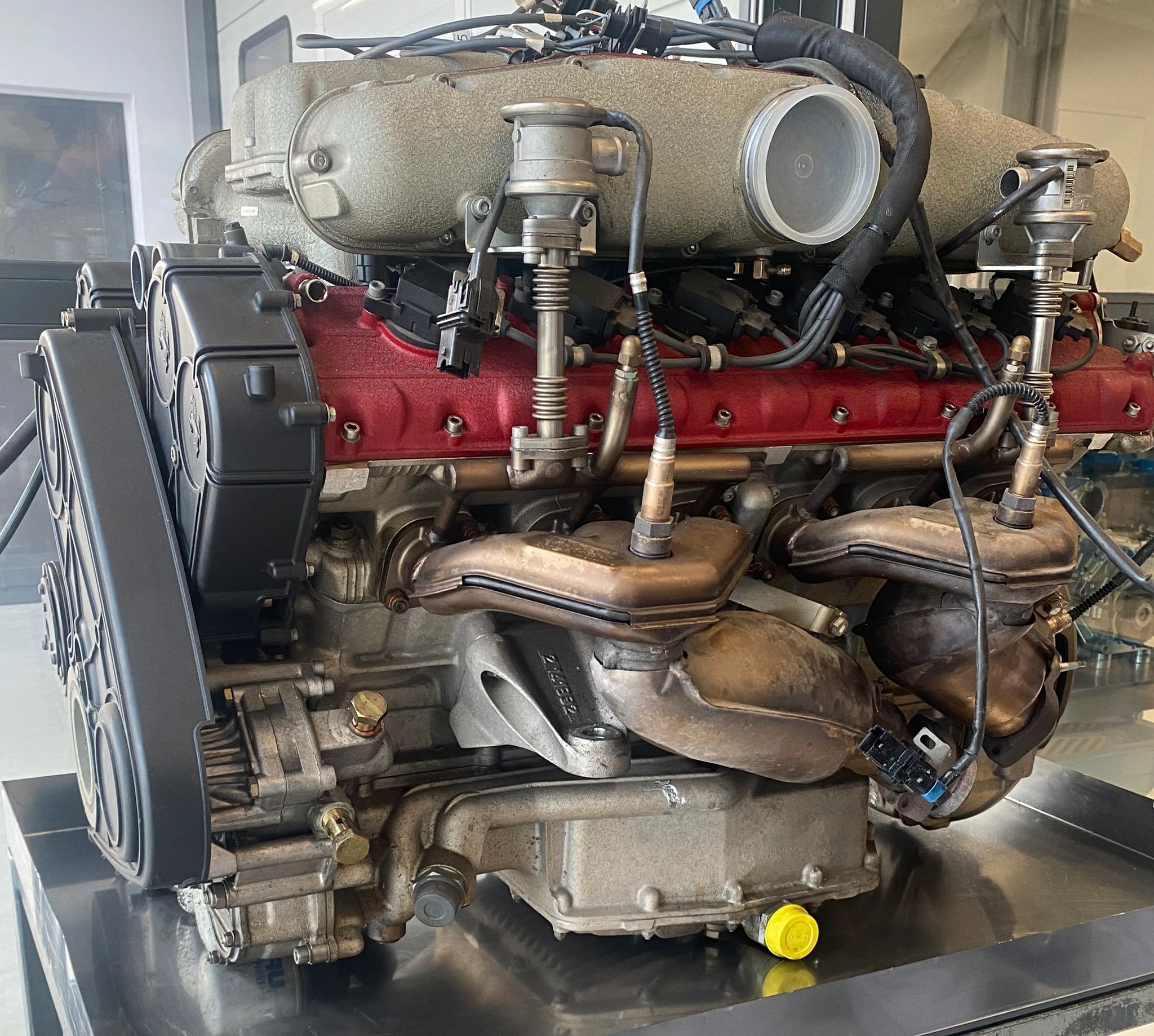 motore diesel completo vista laterale su banco officina