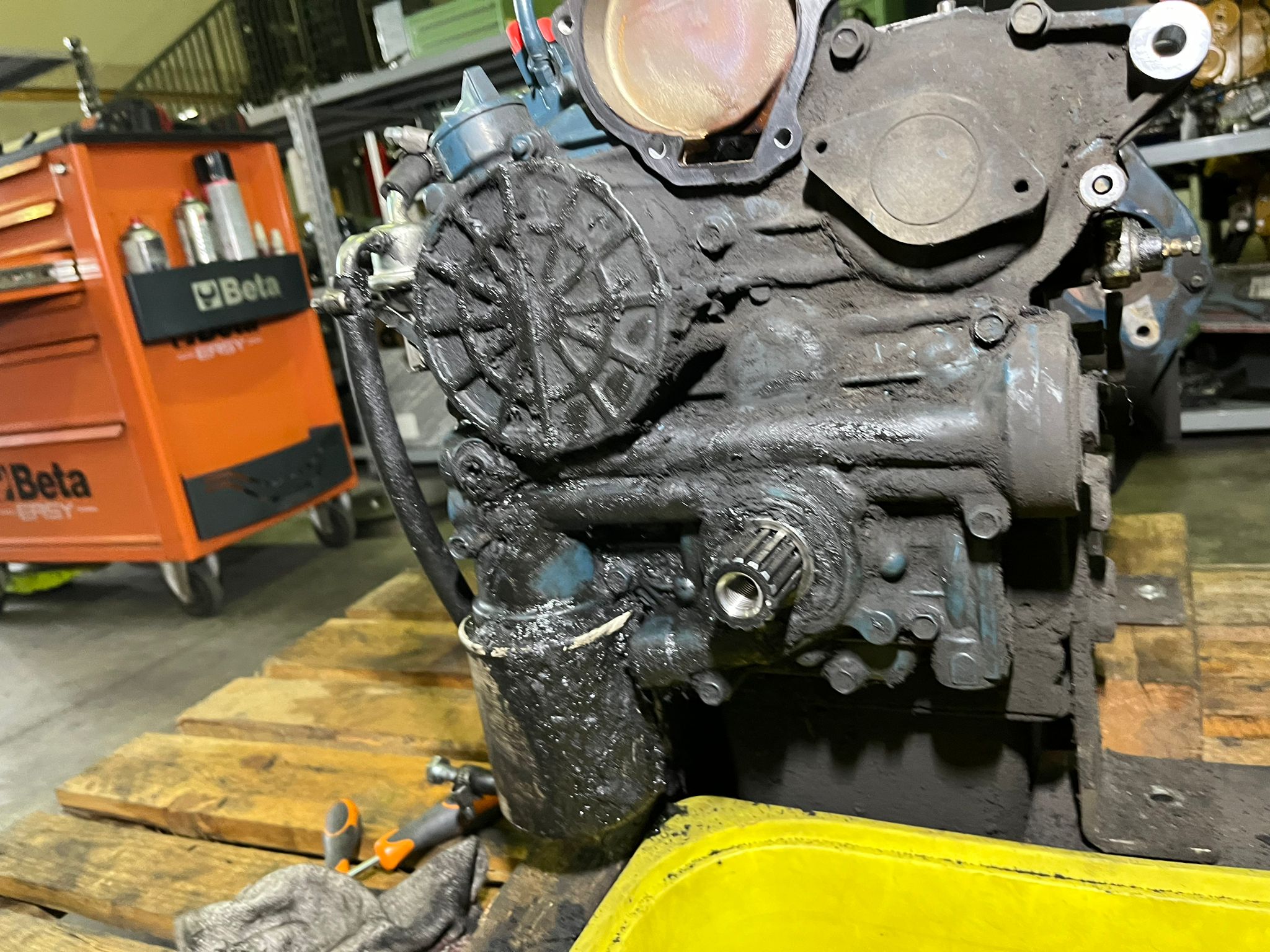 motore diesel usato sporco su pallet