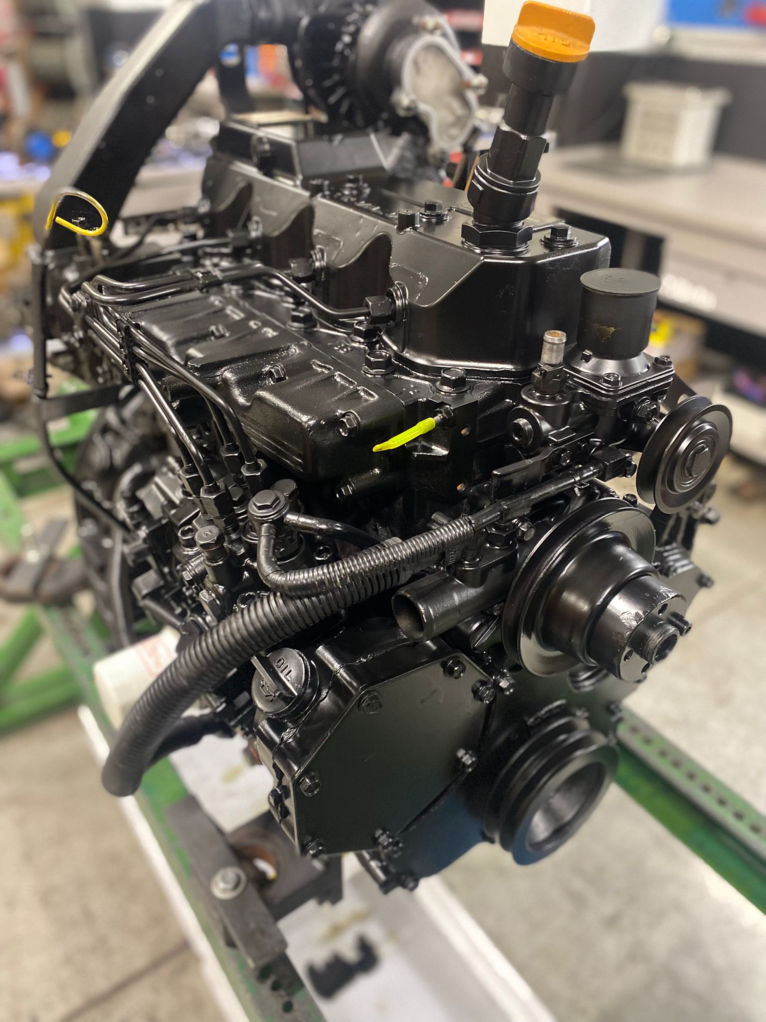 motore diesel verniciato nero dettaglio frontale