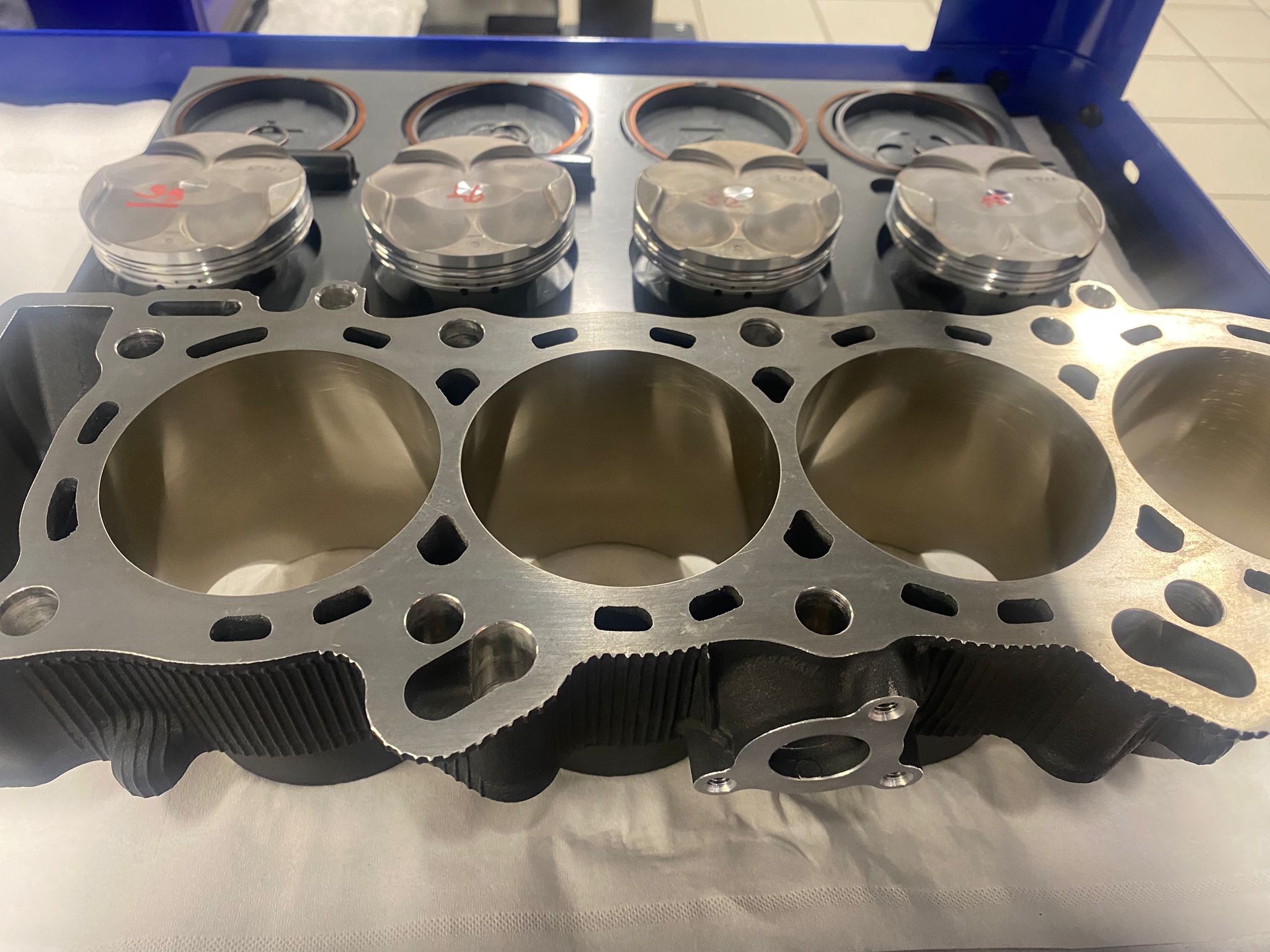 motore grigio monoblocco alesaggi e pistoni