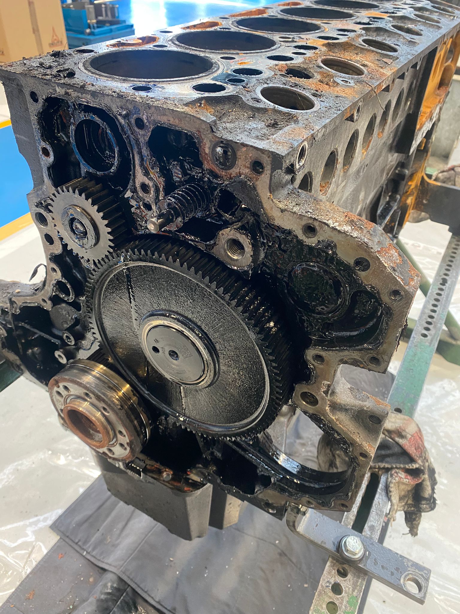 motore grigio monoblocco sporco ingranaggi distribuzione