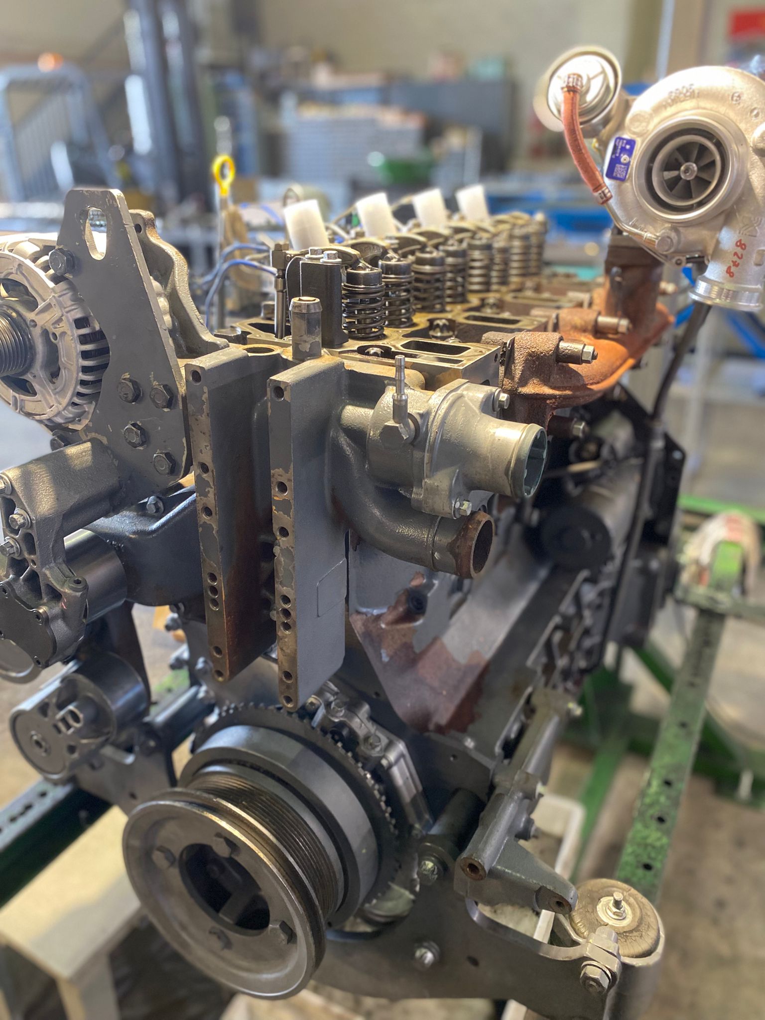 motore grigio turbo montato lato frontale