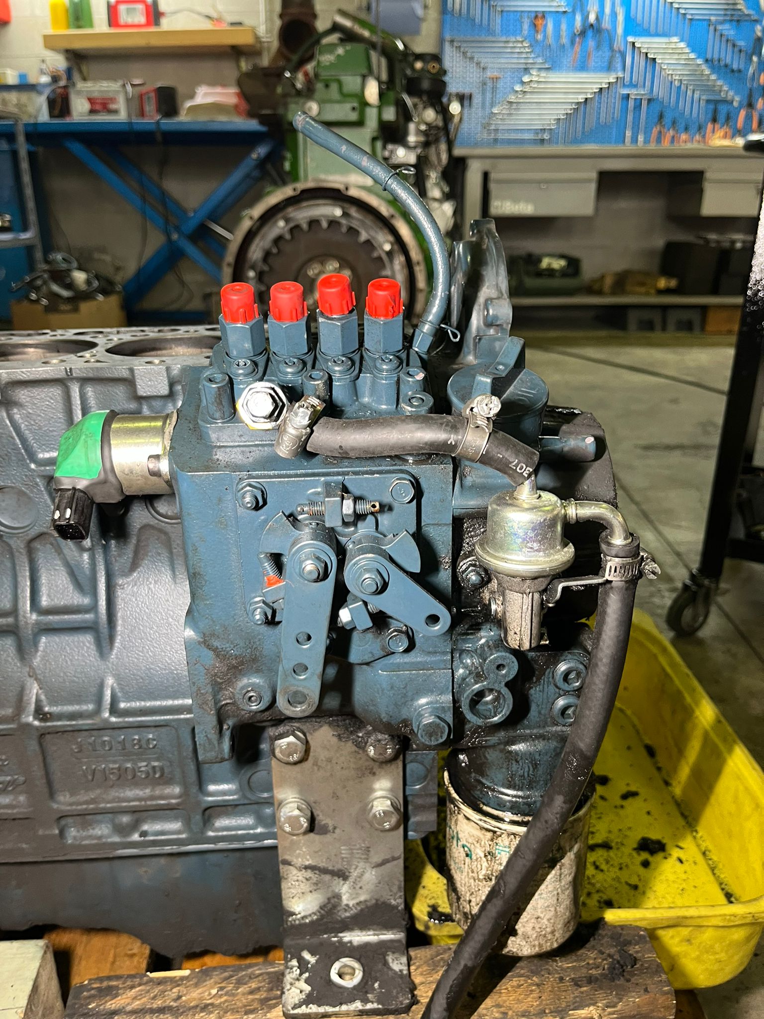 pompa iniezione motore diesel dettaglio raccordi tappi rossi