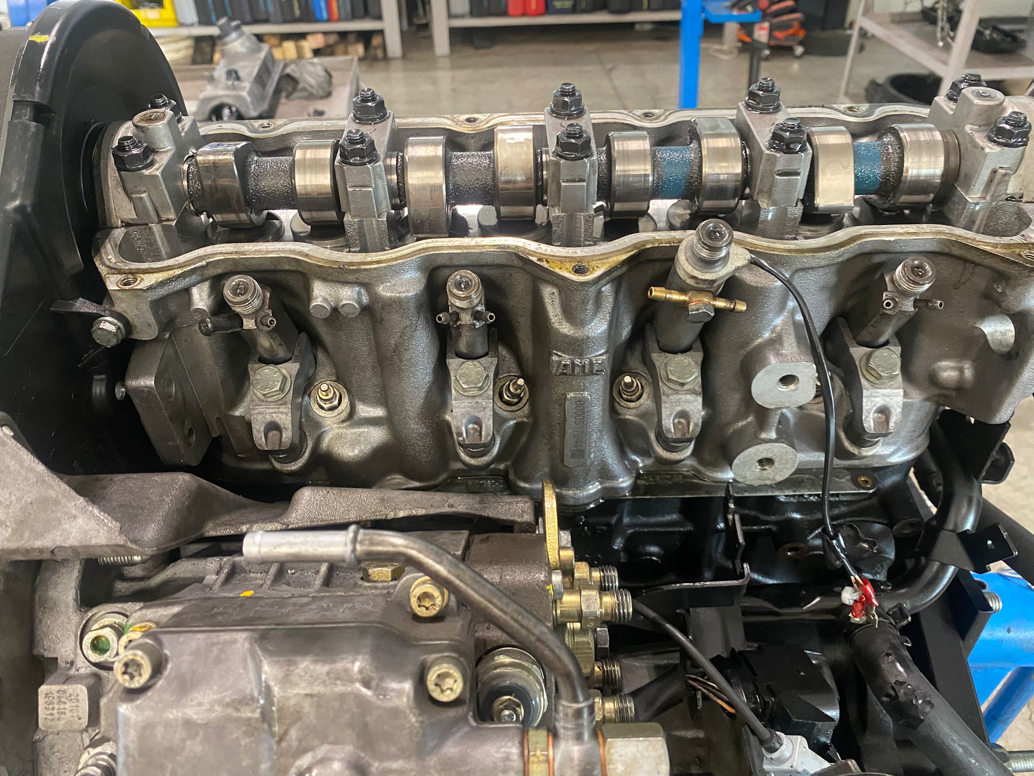 testata motore con albero a camme 01